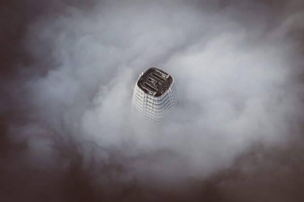 Die Spitze des höchsten Gebäudes in San Francisco ist von Wolken umgeben