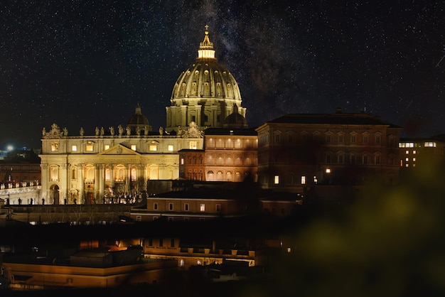Kostenloses Foto die st. peter-basilika in der nacht