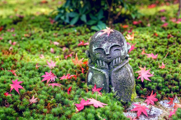 Die Statue am Enkoji-Tempel im Herbst, Kyoto, Japan.