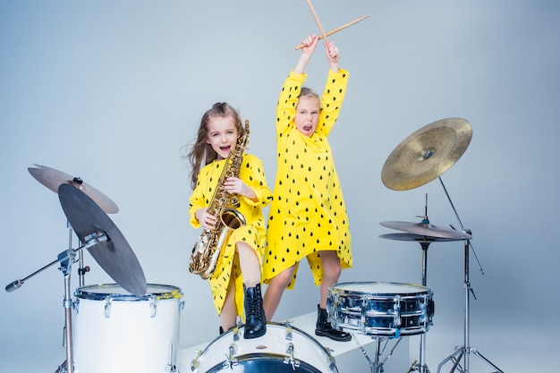 Die Teenie-Musikband tritt in einem Aufnahmestudio auf