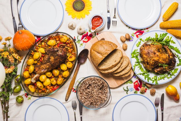 Die Türkei auf dem Tisch zum Erntedankfest