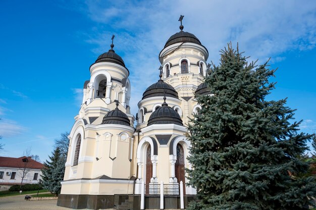 Die Winterkirche und der Innenhof des Capriana-Klosters. Tannen, kahle Bäume, gutes Wetter in Moldawien