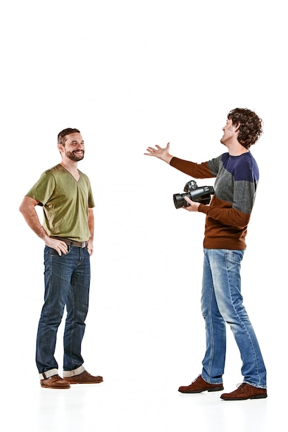 Kostenloses Foto die zwei männlichen freunde mit kamera auf weiß