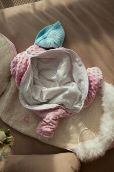 Dieses premium-baby-fleece-modell mit vorderansicht in pfirsich-melba-farbe ist druckbar und kann leicht bearbeitet werden