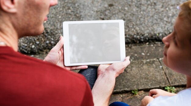 Digital-Tablet, das Bildungs-Kopien-Raum-Konzept lernend unterrichtet