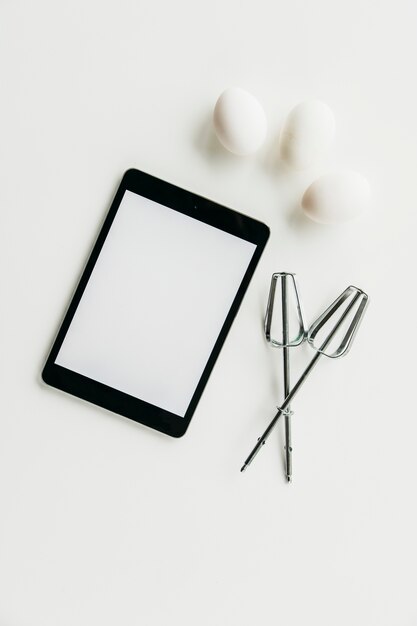 Digital-Tablette mit wischen und Eier auf weißem Hintergrund