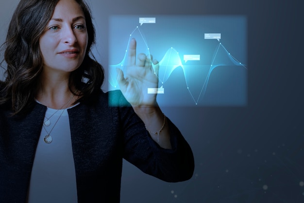Digitale Grafikpräsentation mit hoher Technologie durch eine Geschäftsfrau