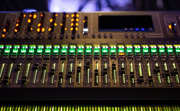 Digitaler Mixer in einem Aufnahmestudio. Arbeite mit Ton. Konzept der Kreativität und des Showbusiness.