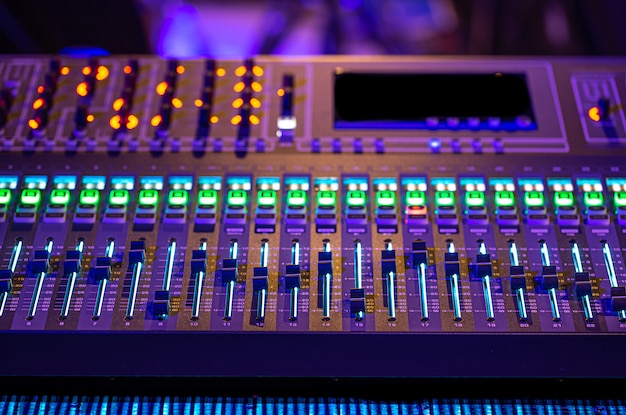 Digitaler Mixer in einem Aufnahmestudio. Arbeite mit Ton. Konzept der Kreativität und des Showbusiness.