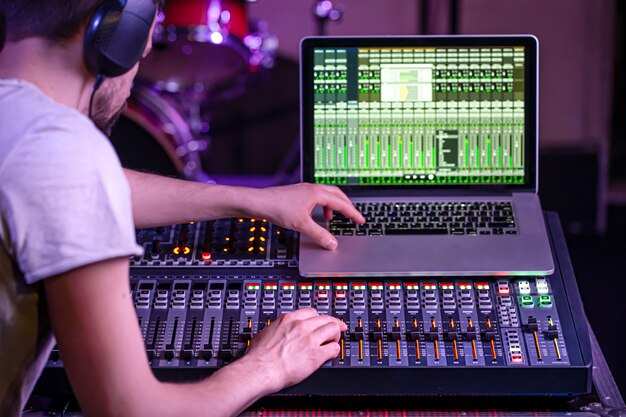 Digitaler Mixer in einem Aufnahmestudio mit einem Computer zum Aufnehmen von Musik.