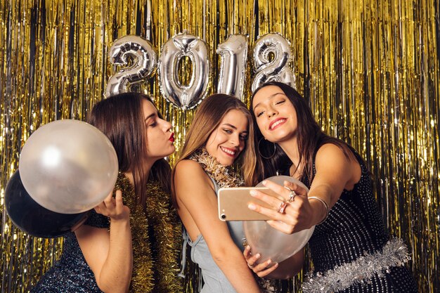 Disco Mädchen nehmen Selfie auf Silvesterparty