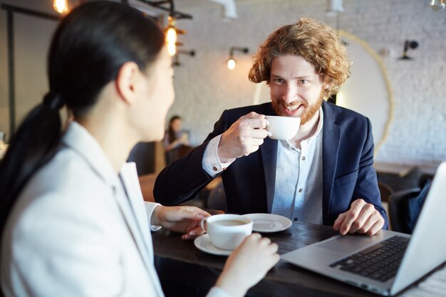 Diskussion bei einer Tasse Tee