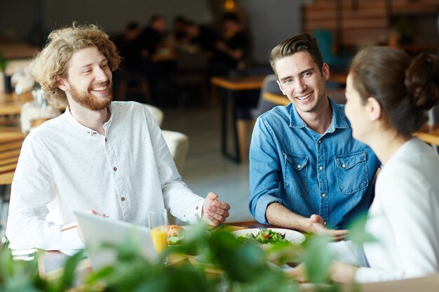 Diskussion zum Mittagessen