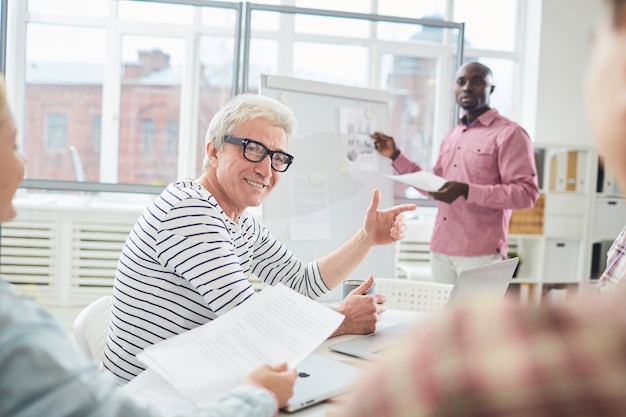 Betriebliches Brainstorming verschiedener Generationen im Büro quot