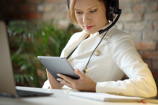 Kostenloses Foto dispatcher bei der arbeit