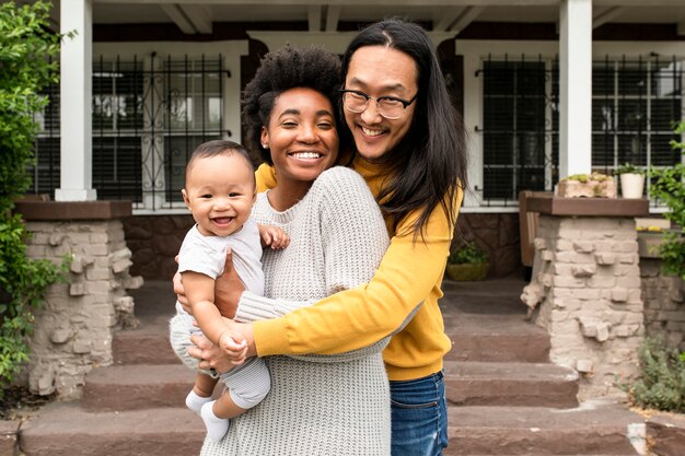 Diverse Familie, die während der Sperrung von covid19 vor dem Haus steht