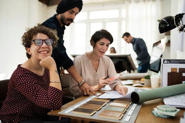 Diverse Geschäftsleute arbeiten