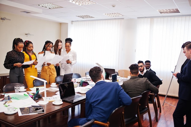 Diverse Geschäftsleute bei einem Treffen am runden Tisch