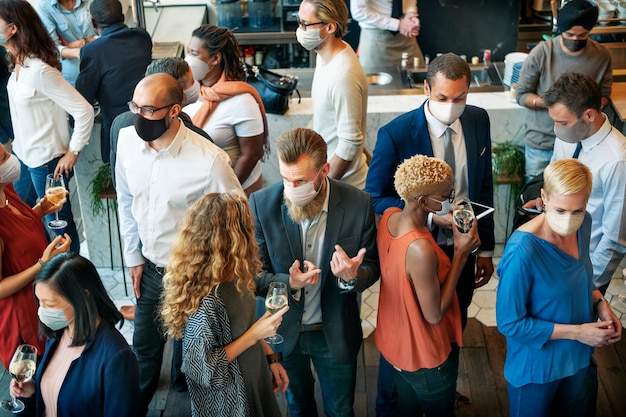 Diverse Geschäftsleute mit Masken in der neuen Normalität