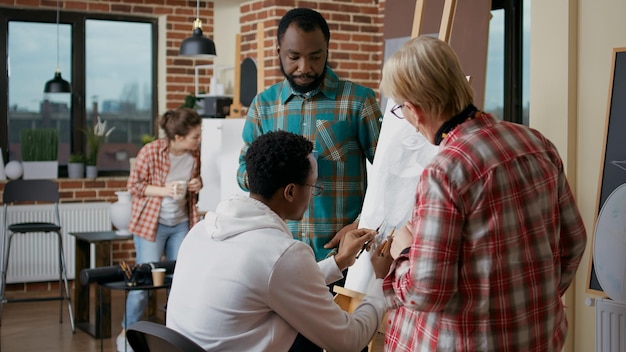 Diverse Künstlerteams zeichnen Vasenskizzen auf Leinwand und nehmen am Kunstunterricht teil. Pädagogischer Workshop, um Schülern das Zeichnen von Vasenmeisterwerken beizubringen und so bei persönlichem Wachstum und Entwicklung zu helfen.