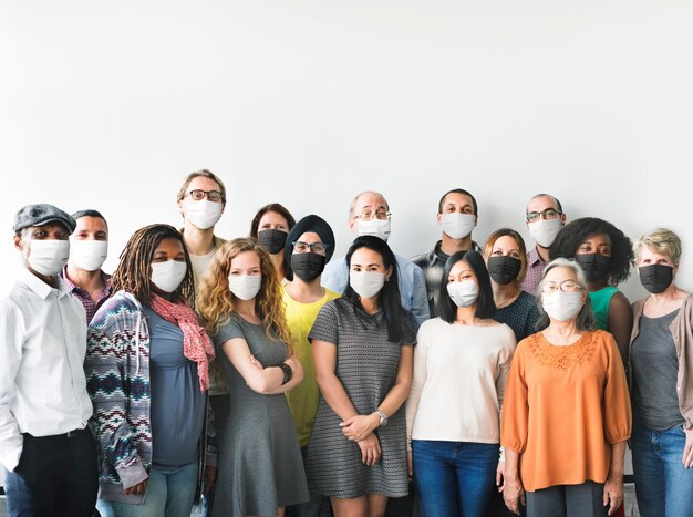 Diverse Startup-Geschäftsleute mit Masken in der neuen Normalität