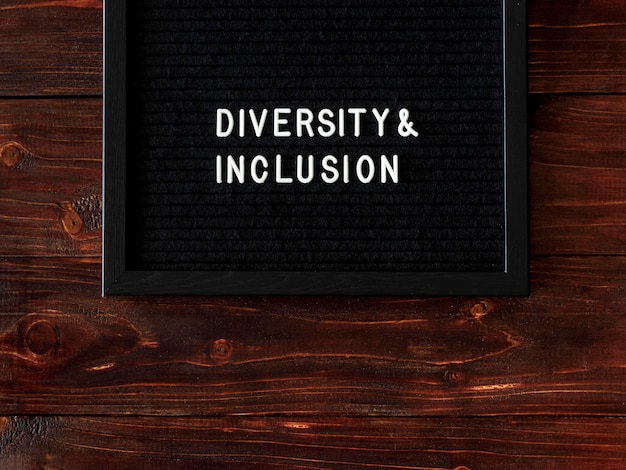 Diversity and Inclusion Zitat auf schwarzem Stoff