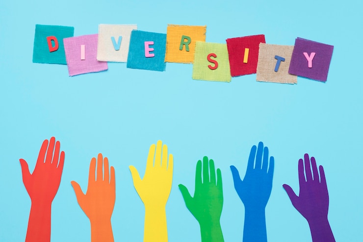 Kostenlose Foto diversity-wort mit bunten karten neben bunten papierhänden gemacht