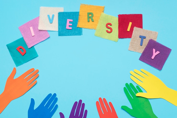 Kostenlose Foto diversity-wort mit bunten karten neben bunten papierhänden gemacht