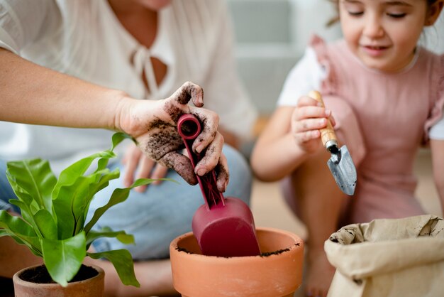 DIY-Pflanzentopfen für Kinder zu Hause mit Mama