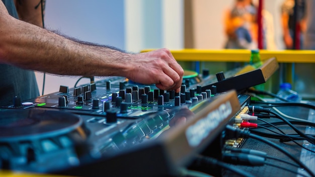 DJ spielt elektronische Musik auf seinem Soundboard