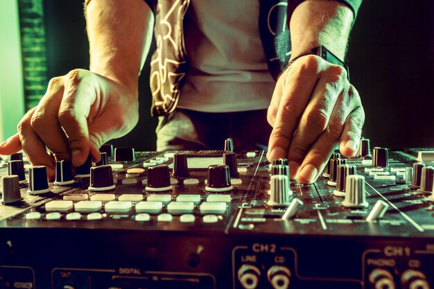 DJ spielt Musik am Mischpult Nahaufnahme