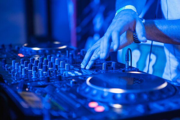 DJ spielt Musik am Mixer