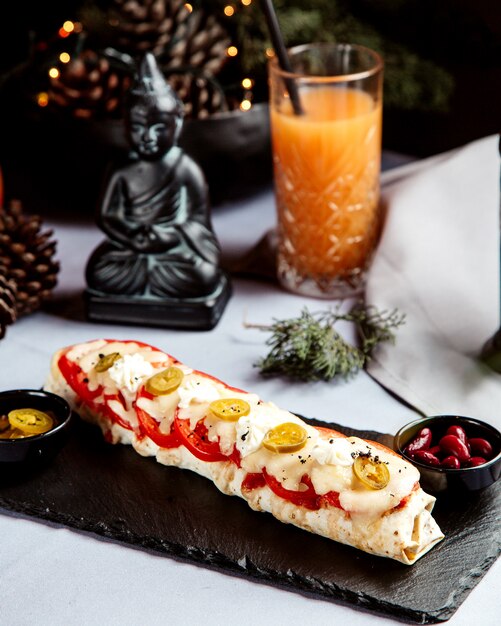 Döner in Lavash mit Saft im Glas