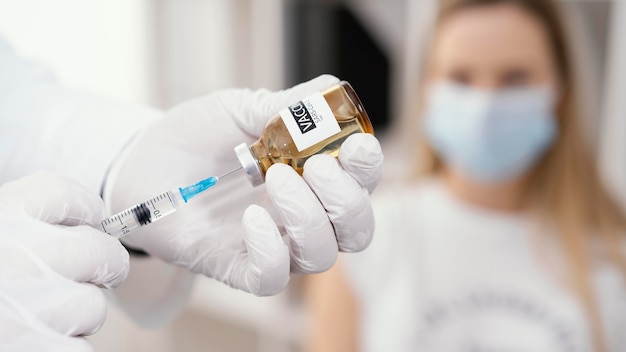 Doktor bereitet einen Impfstoff für einen Patienten vor