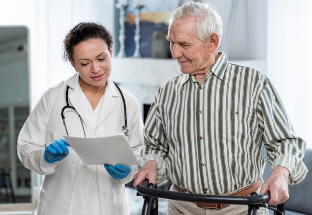 Doktor, der drinnen mit dem älteren Mann spricht