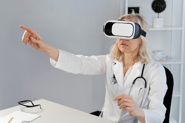 Doktor, der eine Virtual-Reality-Brille trägt
