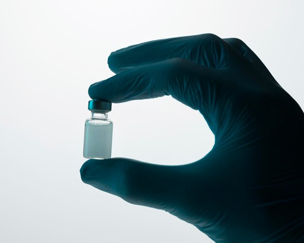 Doktor, der einen Impfstoff in der Hand hält