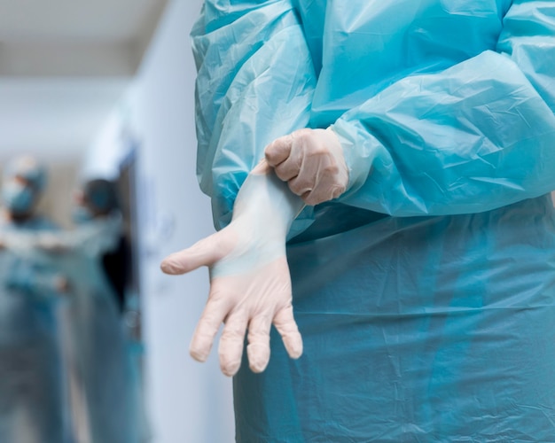 Kostenloses Foto doktor, der op-handschuhe nahaufnahme anzieht