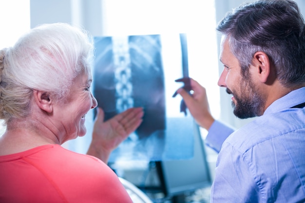 Kostenloses Foto doktor, der röntgen mit patienten