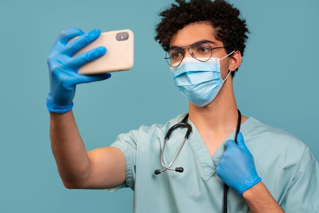 Doktor, der selfie mittlere Aufnahme macht