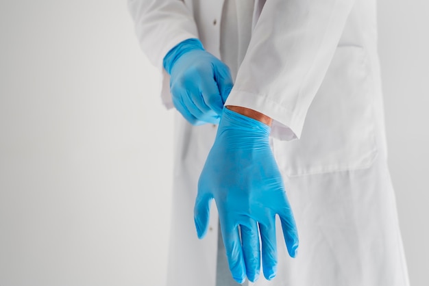 Doktor, der Vorderansicht der Handschuhe anzieht