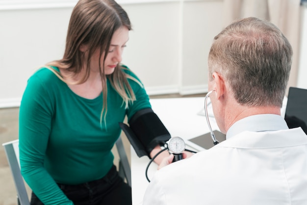 Kostenloses Foto doktor, der zu einem patienten neigt