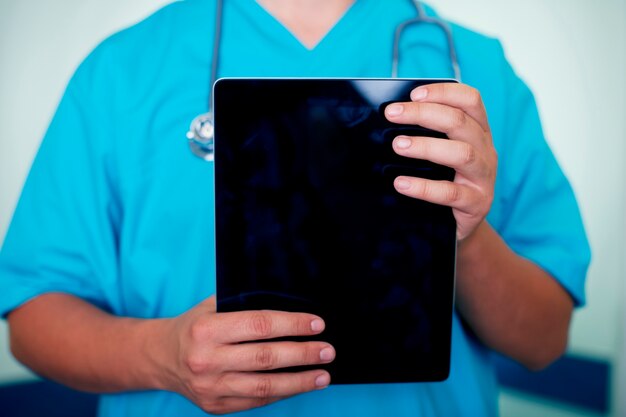 Doktor hält digitales Tablett