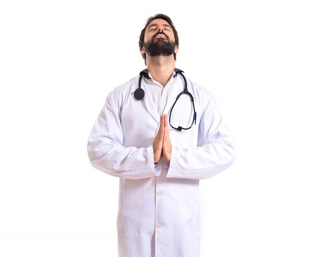 Doktor in Zen-Position auf weißem Hintergrund