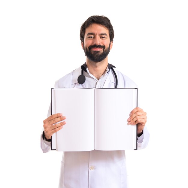 Doktor liest ein Buch über weißem Hintergrund