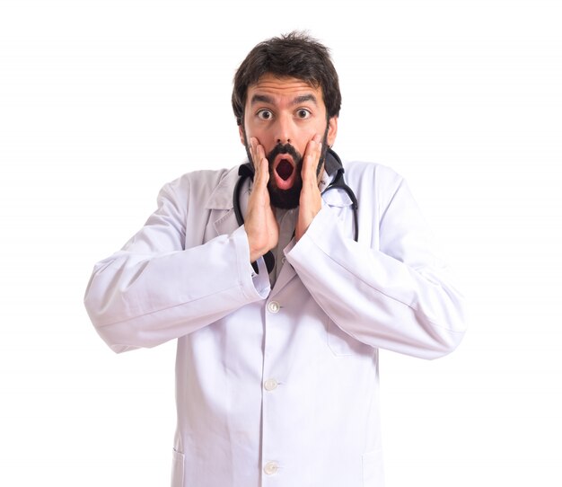 Doktor macht Überraschung Geste über weißem Hintergrund