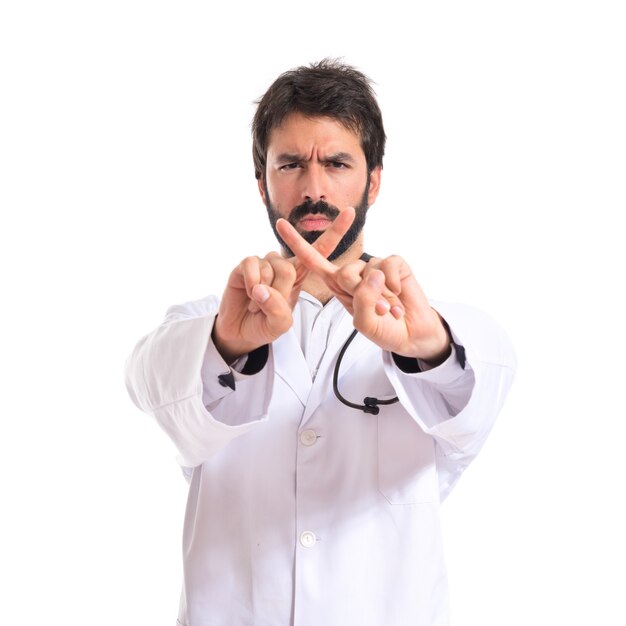 Doktor macht KEINE Geste über weißem Hintergrund