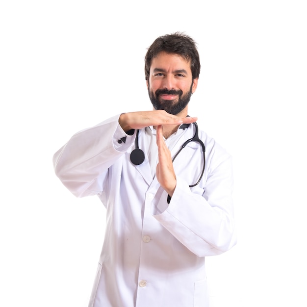 Doktor macht Zeit aus Geste über weißem Hintergrund