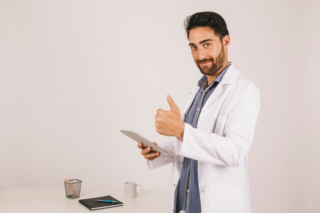 Doktor mit ipad und Daumen oben