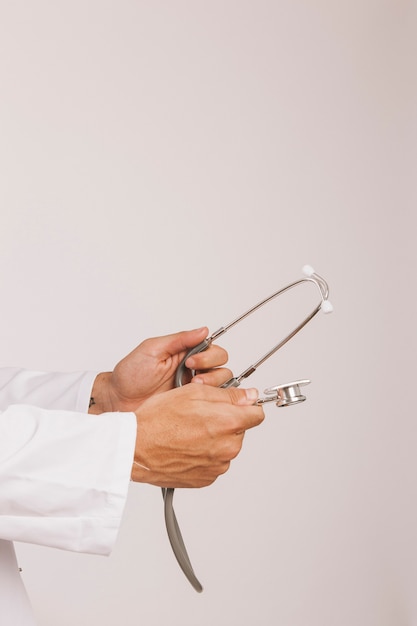 Kostenloses Foto doktor mit seinem stethoskop